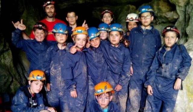 ninos con monos llenos de barro